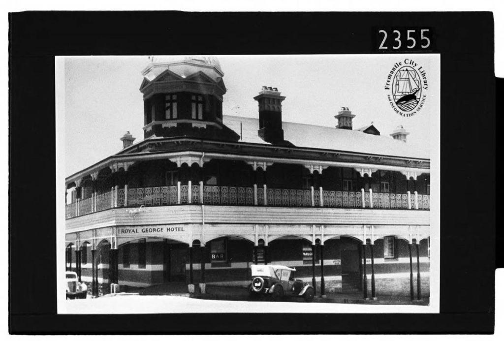 THe_Royal_George_as_it_was_in_1949._Image_Fremantle_City_Library_gbuxxn