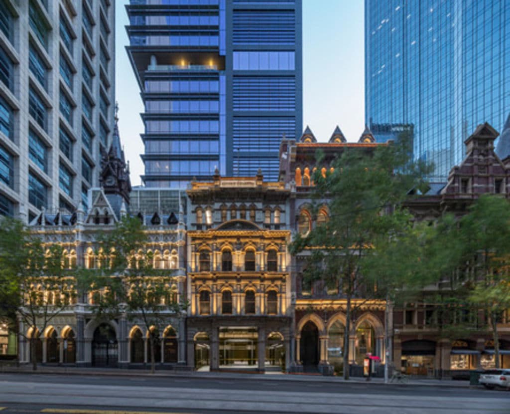 Grimshaw_s_Olderfleet_Tower_sits_behind_a_range_of_Victorian_office_grandeur._Photo_Grimshaw_nsr4ep