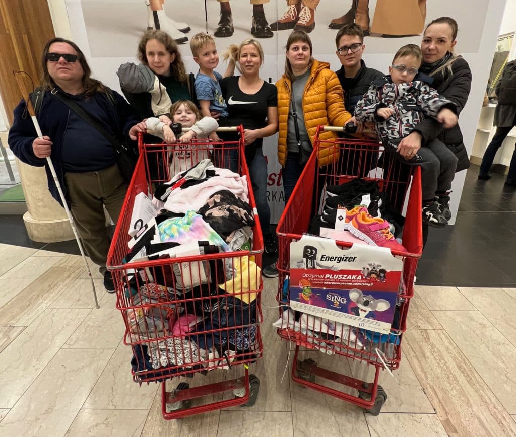 Olga_delivering_supplies_to_refugees_wgjizm