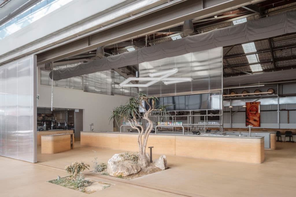 Industrial_meets_adobe_meets_Zen_aethetics_but_it_all_worked_to_win_a_recent_architecture_award._Photo_Jan_Vranovsky_sf2ltn